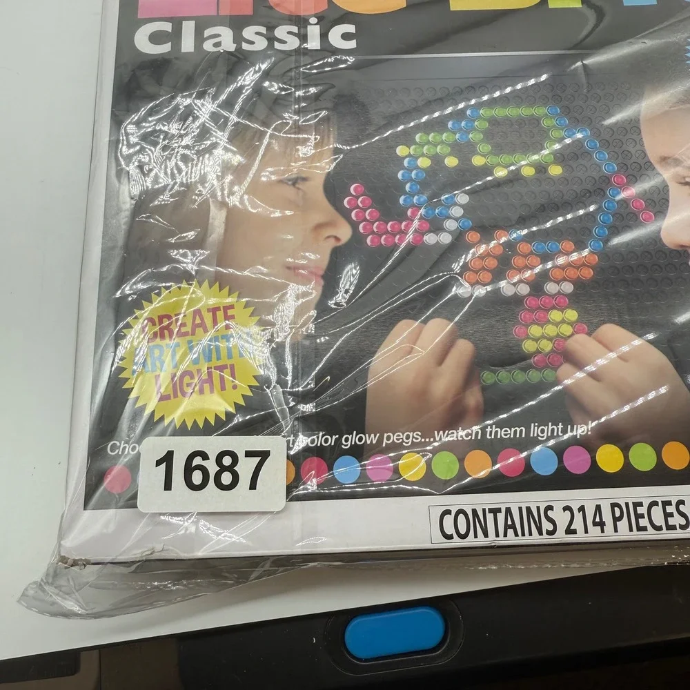 Unused. Lite Brite‎ Classic Light Up Peg Board 200+ Colorful Pegs Art.